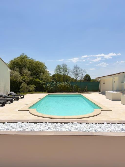 Maison Chaleureuse Avec Piscine Izon Exterior foto